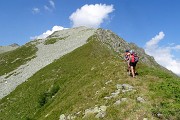 93 Lasciamo la dorsale per seguire la labile traccia per Valsambuzza